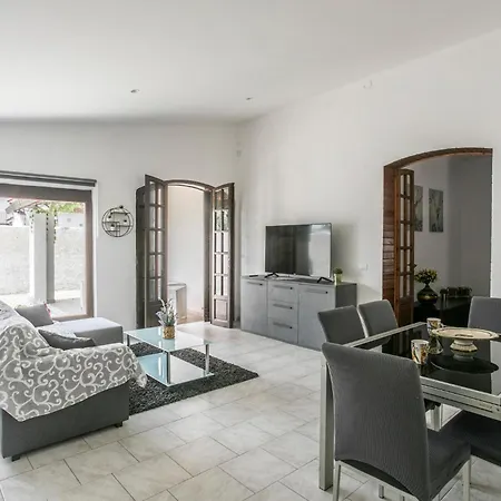 Stunning In Siracusa With Kitchenette Holiday home Syracuse